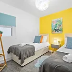 Queens Apartment - By My Getaways - Free Parking For One Car
